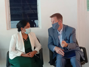 Ministra Saúde (MS), Odete Maria Freitas Belo konversa hela ho Embaxadór EUA iha Timor-Leste, Charles Kevin Blackstone hafoin serimónia entrega sentru saúde ba bairo Kada Bunak iha aldeia Namalai, suku Cameia, Postu Administrativu Kristu Rei, Munisípiu Dili, sesta (21/05).