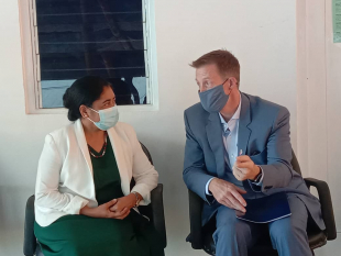 Ministra Saúde (MS), Odete Maria Freitas Belo konversa hela ho Embaxadór EUA iha Timor-Leste, Charles Kevin Blackstone hafoin serimónia entrega sentru saúde ba bairo Kada Bunak iha aldeia Namalai, suku Cameia, Postu Administrativu Kristu Rei, Munisípiu Dili, sesta (21/05).