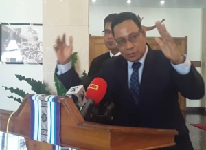 Prokurador Jeral da Republika, Jose da Costa Ximenes ko&#039;alia hela ba midia iha Palasiu PR (05/11)
