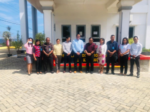 Konsul Timor-Leste nian iha Kupaun Jesuino dos Reis de Matos Carvalho ‘Zito Maukunta’ (lima husi Liman Los) foto hamutuk ho staf konsuladu nian iha resintu Konuladu TL iha Kupang
