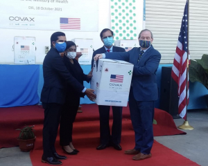 Enkaregadu Estadus Unidus Amérika iha Timor-Leste, Tom Daley (los) entrega hela Vasina Pfizer 100.620 ba MS, Odete Maria Freitas Belo (klaran) akompaña husi Rezentante UNICEF Timor-Leste, Bilal Durrani (karuk) iha SAMES Kampung Alor, segunda (18/10).