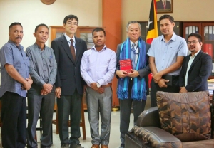 Foto Hamutuk Embaixadór Japaun ba Timor-Leste, Hiroshi Minami ho Sekretáriu Estadu Profisionál no Emprego (SEFOPE), Julião da Silva no staf sira hafoin hato&#039;o ninia despedida