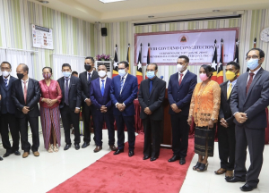 Primeiru Ministru (PM), Taur Matan Ruak, hasai foto hamutuk ho membru komisaun rai no propriedade hamutuk na’in-11, hafoin simu posse iha Palásiu Governu, sesta (19/11).