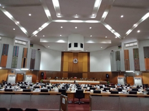 Meja ho kadeira Parlamentu Nasional Timor Leste mamuk husi reprezentante povu, (20/01)