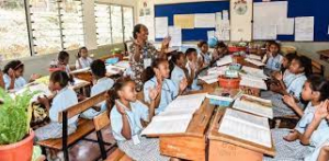 Estudante sira tuir hela prosesu aprendizajen iha aula laran. 