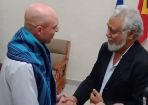Reprezentante Vatikanu iha Timor Leste Monsenor Marco Sprizi hasoru malu ho Prezidente partidu CNRT, Kay Rala Xanana Gusmao iha sede CNRT iha Dili (18/3)