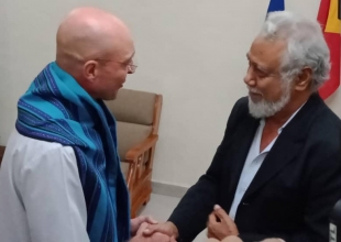 Reprezentante Vatikanu iha Timor Leste Monsenor Marco Sprizi hasoru malu ho Prezidente partidu CNRT, Kay Rala Xanana Gusmao iha sede CNRT iha Dili (18/3)