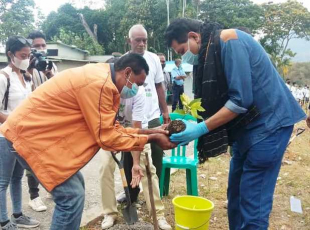 Xefe Casa sivíl Prezidente Repúblika, Francisco Maria de Vasconcelos, kuda hela ai-oan iha Munisípiu Ainaro, Postu Administrativu Ainaro, Suku Ainaro, Aldeia Builiku, tersa (17/08). Foto Tempo Timor