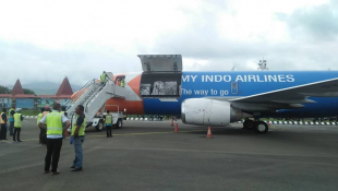 Pesoal servisu Aeroportu sira hatun dadauk Ekipamentus vasina AstraZencas husi aviaun Airlines iha Aeroportu Internasionál Prezidente Nikolao Lobato Komoro, segunda (05/04)