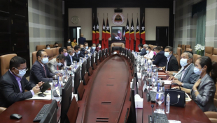 Membru Governu sira partisipa hela reuniaun konsellu Ministru sira iha momentu balun liuba.