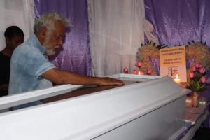 Lider Karismátiku Kayrala Xanana Gusmão presta omenajem ikus ba matebian Domingas Soares ne&#039;ebé hetan oho husi suspeitu LH iha Raikotu, Aldeia Terra Santa.