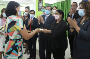 Ministra Saúde (MS), Odete Maria Freitas Belo entrega hela sertfikadu apresiasaun ba Diretór Sentru Saude Munisípiu Dili (DSSMD), Agostinha Segeredo, iha Palásiu Sinza, Kaikoli, kinta (07/04).