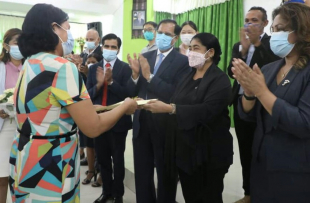 Ministra Saúde (MS), Odete Maria Freitas Belo entrega hela sertfikadu apresiasaun ba Diretór Sentru Saude Munisípiu Dili (DSSMD), Agostinha Segeredo, iha Palásiu Sinza, Kaikoli, kinta (07/04).