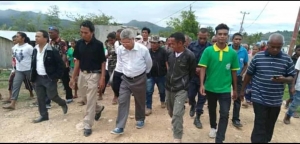 Amo Dom Carlos Filipe Ximenes Belo halo vizita ida ba iha eskola Publiku Sekundariu Dom Carlos Filipe Ximenes Belo, SDB iha Afasa Quelicai iha tinan kotuk