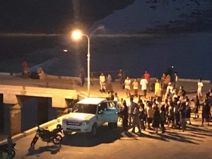 Polisia kaptura eis padre RD, iha ponte Kais Mahata iha dadersan tuku 05.30 no tula ba kareta PNTL. RD suspeitu abuzu sexual hasoru minor idade iha uma Mahon topuhonis, Kutet.