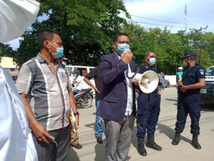 Prezidente Autoridade Munisípiu Dili Gaspar Soares akompania husi segundu komandante PNTL Dili hahu halo sensibilizasaun iha area Dili laran relasiona ho luta kontra pandemia Covid-19, Kinta (7/01).