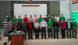 Hafoin asembleia jerál kooperativa Agro-Industria Pioneer (AIP) Sekretáriu Estadu Kooperativa (SEKoop), Elizário Ferreira foto hamutuk ho membru sira, molok fahe malu, sexta (30/04/2021).