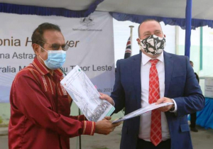 Primeiru Ministru (PM), Taur Matan Ruak, (karuk) ho Embaixadór Austrália, Peter Robert kaer hela akta asina nu’udar termu entrega Vasina AstraZeneca ho doze hamutuk rihun-300 mai povu Timor-Leste, iha armajen SAMES, Kampung Alor, kuarta (11/08).