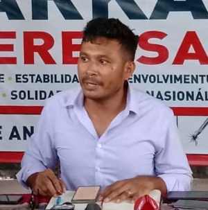 Portavoz Ekipa Susesu Kandidatu Prezidente Repúblika Lere Anan Timur (LAT), Flavio Simões halo Konferénsia Imprensa iha Sede Nasionál Lere Anan Timur iha Praia dos Coqueirus, tersa (22/03).