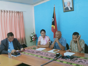 Prezidente bankada CNRT, Duarte Nunes, hamutuk ho ninia membru bankada sira akompana deputadu  CNRT Patrocino Fernandes le komunikadu ba imprensa  iha sala bankada, iha Parlamentu Nasional, kuarta (18/11).