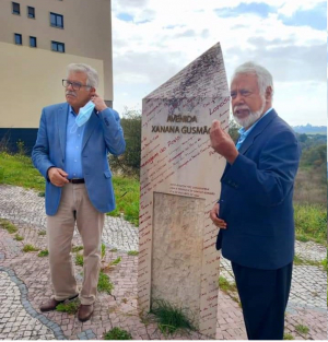 Xefe Negosiadór Prinsipál Fronteira Máritima Kay Rala Xanana Gusmão ho Eis Prezidente Kámara Torres Novas António Rodrigues foto hamutuk iha monumentu em homagem ao povo Timorense, iha Avenida de Xanana Gusmão, Munisípiu Torres Novas, Portugal, sábadu (12/02). 