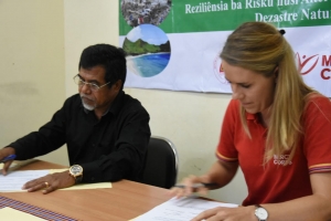  Sekretariu Estadu Meu Ambiente Deometrio Amaral asina MoU ho Diretora Programa Mercy Corps Margaret Mcloughlin liu husi programa Zero Plastiku ne&#039;ebé realiza iha Sede Sekretariu Estadu Meu Ambiente Mandarin Díli, Kinta (13/02)