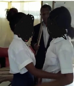 PNTL Ermera investiga ona Profesor ne&#039;e husu estudante nain rua hakuak no Rei malu ne&#039;e. Tuir Profesor ne&#039;e katak aktu ne&#039;e hanesan meius ida hodi hadame malu entre estudante nain rua ne&#039;ebe antes ne&#039;e hirus malu.