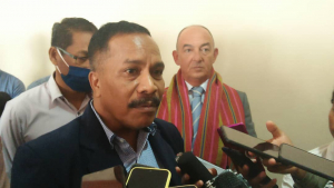 Sekretáriu Estadu Formasaun Profesionál no Empregu (SEFOPE) Alarico do Rosário hetan hela perguntas husi jornalista sira iha edifísiu SEFOPE, Kaikoli, Kuarta (02/09) 