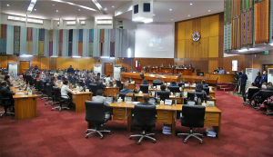 Membru Parlamentu Nasional sira halo debate no aprovasaun iha Plenaria. 