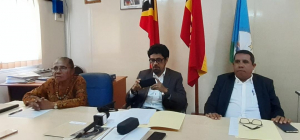 Xefe bankada Fretilin Francisco Miranda Branco iha klaran no vise xefe bankada PLP no xefe bankada Khunto tuur haleu hafoin halo konferénsia imprensa iha PN, Ohin (01/09)