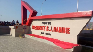 Plaka Ponte B J Habibie