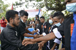Membru organizasaun Ikatan Kera Sakti (IKS) ho membru Persaudaraan Setia Hati Terate (PSHT) kaer lima hela iha suku Saburai, Maliana Vila, Bobonaro, kinta (7/7).
