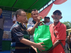 Sekretáriu Estadu Kooperativa (SEKooP), Elizário Ferreira, entrega hela ai-han lokal ba komunidade, iha Suku Luka, Postu Administrativu Vikeke vila, Munisípiu Vikeke, segunda (24/10).
