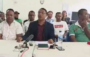Prezidente Organizasaun Persaudaraan Setia Hati Terate (PHST), Pedro Aparicicio, akompana husu estrutura halo konferensia inprensa iha Komoro.