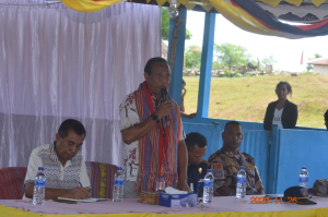 Ministru Asuntu Parlamentar no Komunikasaun Sosial (MAPKOMS) Francisco Martins Jerónimo koalia hela  liu husi dialogu ne&#039;ebe hala&#039;o iha suku dato-tolu postu administrativu Fohorem munisipiu Covalima, kinta (26/11). 