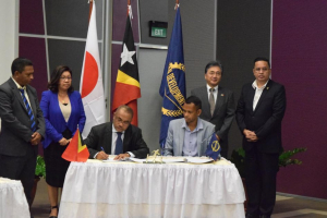 Reprezentante Country Director ADB José Pereira ho Ministru Finansas Fernando Hanjam asina akordu iha Ministeiru Finansas Dili ne&#039;ebe asiste husi vise Ministra Finansas Sara Lobo no ulun bo&#039;ot sira husi ADB (13/7)