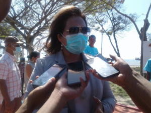 Diretora Jerál prestasaun saúde Ministériu Saúde (MS), Odete da Silva Viegas hatan hela ba perguntas jornalista sira nian, hafoin halo lansamentu ba ekipamentus jinastika iha largo lecidere, sesta (11/07).