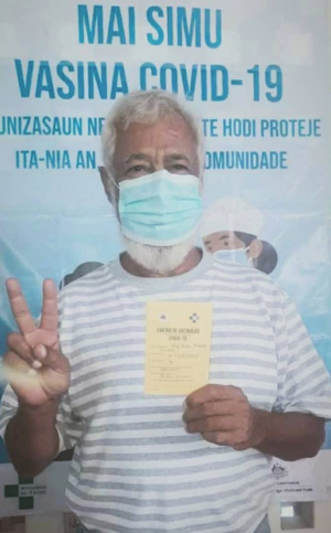 Prezidente Partidu CNRT, Kay Rala Xanana Gusmão kaer hela kartaun vasina hafoin simu vasina Sinovac doze dahuluk iha Klinika Fatumeta, kinta (24/06).