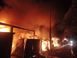Komunidade eis merkadu Komoro nia uma ne&#039;ebé ahi han mutuk. Kinta (29/07).