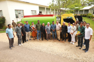 Diretór Jerál Prezidénsia Repúblika (PR) ho ekipa no Padre Elígio Locateli, foto hamutuk hafoin selebra akordu kona-ba entrega no simu kombustivel 5.000 iha Kolejiu Fatumaka, sesta (5/11).