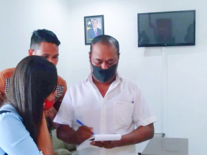 Reprezentante Na&#039;in kompania Katring ne&#039;ebe fornese hahan ba oarte sira maka involve iha Covid-19m ko&#039;alia ho Jornalista  iha hela Parlamentu Nasional (2/7)