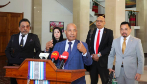 Embaixadór Timor-Leste ba Brunei, Abel Guterres ho Ekipa delegasaun husi Brunei (Zamancartel Berhad Group Manpower Agency) ko&#039;alia hela ba Jornalista sira iha palásiu Prezidensiál, Bairo Pite, segunda (22/08).