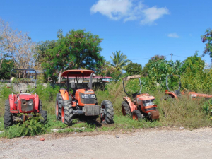 Trator aat sira ne’ebé para hela iha áredores Servisu Agrikultura Munisípiu Baukau, sesta (21/01).