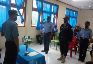 Komandante Komandu Polísia Nasionál Timor-Leste (PNTL) Munisípiu Lautein, akompana Komandante Eskuadra rua asina termu aseitasaun.