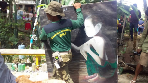 Guarda Munisípiu Dili lori sai pintura ne’ebé artista Timoroan sira pinta no rai iha Arte Moris-Komoro.