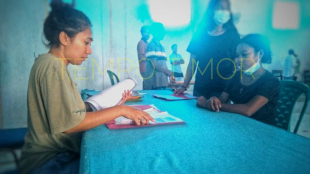 Estudante sira hatama hela dokumentus atu asesu ba bolsa hakbi&#039;it no parsial, iha salaun edukasaun Baukau, Segunda (13/02).