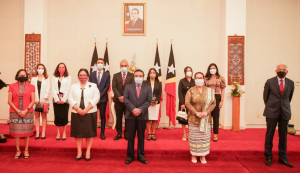 Prezidente Repúblika (PR), Francisco Guterres &#039;Lú Olo&#039;, foto hamutuk ho Embaixadór Grigório Sousa, Maria Olandina Caeiro Alves, Marina Ribeiro Alkatiri, Lurdes Bessa ho Família sira hafoin simu pose iha Palásiu Prezidensiál Bairopite, sesta (13/08).