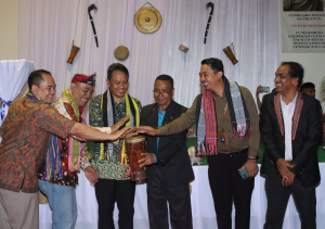 Sekretáriu Estadu Kooperativa (SEKOOP), Elizário Ferreira, hamutuk ho Ekipa husi Universidade Padjadjaran-Bandung loke feira ba Komemorasaun Loron Internasional Kooperativa.
