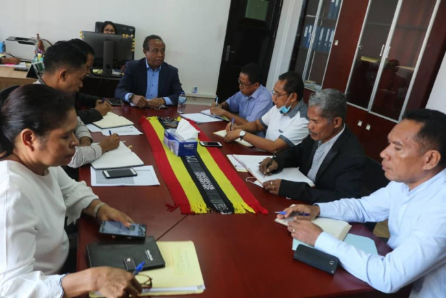 Ministru Asuntu Paralmentár no Komunikasaun Sosiál (MAPKS) Francisco Martins da Costa Pereira Gerónimo hamutuk ho diretór jerál husi diresaun haat nian iha MAPKS inklui Ajensia Notisioza Timor Leste (TATOLI.IP) no Ráriu Televizaun Timor Leste (RTTL.ep