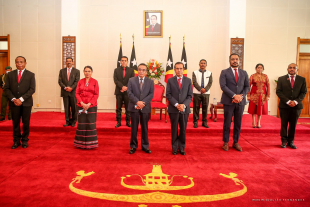 Foto hamutuk Prezidente da Republika Francisco Guterres Lu Olo, Primeiru Ministru VIII Governu Konstitusional, Taur Matan Ruak ho Membru Governu ne&#039;ebe simu pose iha palasiu Prezidensial Dili (29/5)